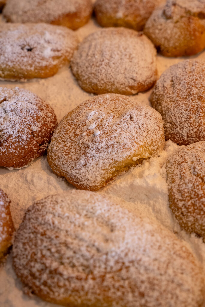 A close up of some powdered sugar covered cookies.