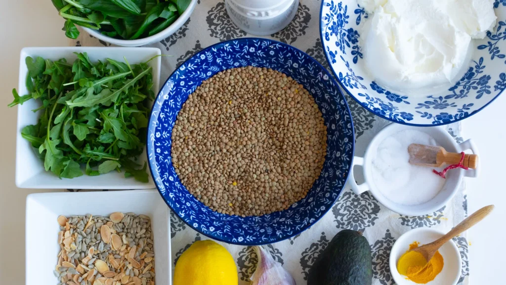 A bowl of food on top of a table.